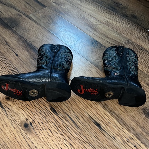 Justin Boots size 6 B worn a couple times then foot grew. :) - Picture 5 of 6
